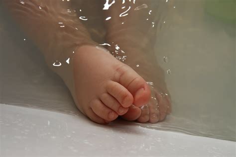 The inner ring of the baby shower cap is designed with 2 earmuffs, and the baby shampoo cap can prevent water and foam from entering the babys eyes and ears. Baby Girl Drowns In Bath Tub When Her Mother Left To Get Towel