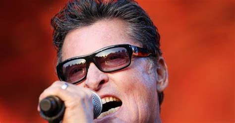 Golden earring is a dutch rock band, founded in 1961 in the hague as the golden earrings (the definite article was dropped in 1967, while the s was dropped in 1969). Barry Hay reageert positief op Barry Hayze | Show | AD.nl