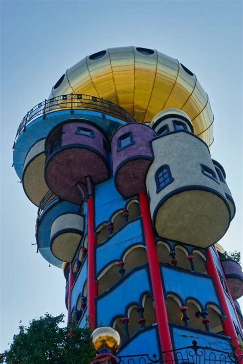 Das hundertwasserhaus im dritten wiener gemeindebezirk zählt zu unseren top 10 sehenswürdigkeiten von wien und ist das wohl meistbesuchte wohnhaus österreichs. Kuchlbauer-Turm ein Werk von Hundertwasser und Pelikan