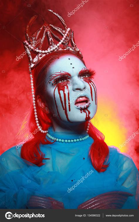 Мертвый Страшный Плач Кровью Русалка Женщина Короне Стоя Дыму — Стоковое фото © agnadevi #134586322