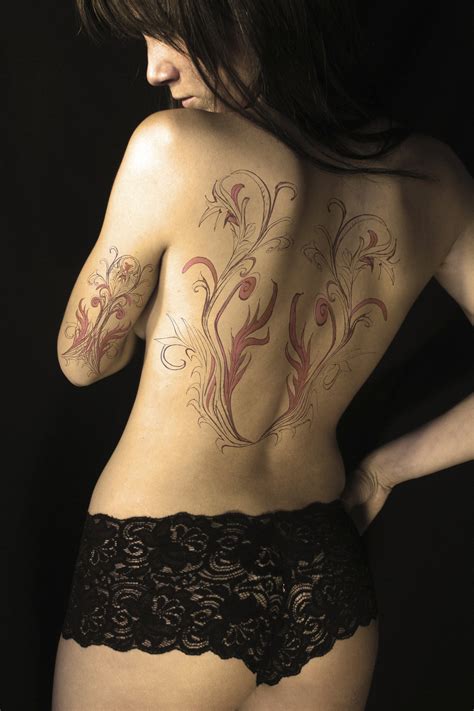 A little henna placed right between the shoulderblades. Tattoo Japan: Temporary Henna Tattoos Come From Asian Culture