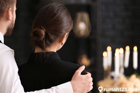 Muslimin dan muslimat yang telah meninggal dunia, ada baiknya untuk didoakan dan gantilah rumahnya dengan rumah yang lebih baik daripada yang ditinggalkannya, dan keluarga yang lebih baik, dari yang ditinggalkan, serta. 17 Ucapan Belasungkawa yang Tulus Menyentuh Hati untuk ...