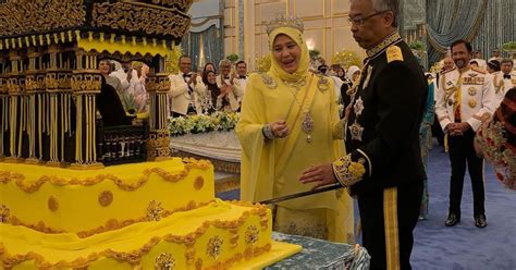 'he who is made lord', jawi: Yang Di-Pertuan Agong Di Beri Kejutan Sempena Hari ...