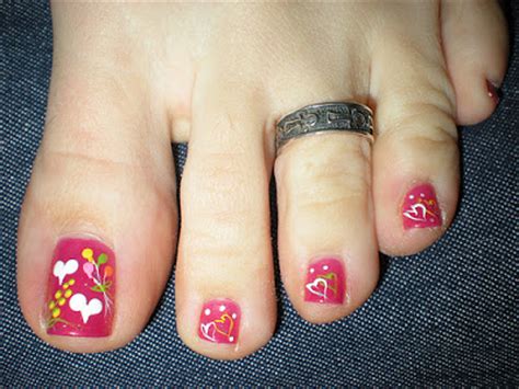 Puedes optar por diseños sencillos como esta decoracion de uñas para pies con puntos. Todo Unhas: Diseño de Uñas de San Valentín para los Pies