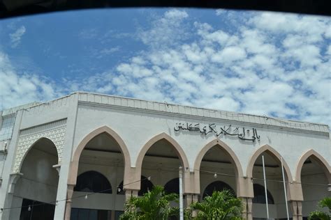 Saat datang berkunjung ke sini, kamu hanya perlu berjalan ke arah lahan khusus bunga sakura. Ummu Ammar: Tanah Serendah Sekebun Bunga