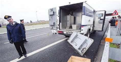 Il 2 maggio del 2013, un furgone portavalori sveviapol, fu crivellato di colpi. Assalto furgone portavalori - dago fotogallery