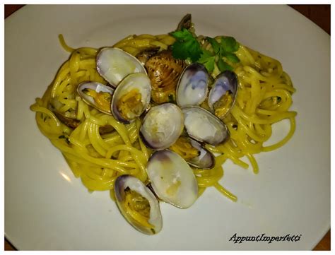 Gli spaghetti alle vongole sono un classico tra i primi di pesce, sempre molto è sempre viva la disputa se aggiungere o meno il pomodoro agli spaghetti alle vongole: Spaghetti alle vongole col Bimby | Ricetta ed ingredienti ...