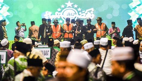 Intel, aparat, dan tentara memenuhi venue, memastikan tak ada satupun band/penonton. Muktamar NU Diboikot Kubu Gus Sholah, Sidang Pemilihan ...