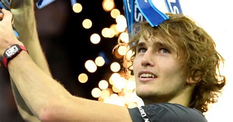 Er muss über den zweiten aufschlag gehen und spielt danach einen stopp, der direkt hinter der netzkante runtergeht und kaum noch aufspringt. Alexander Zverev remporte le Masters en dominant Novak ...