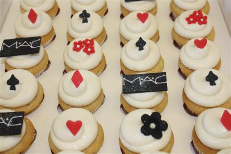 I decided after making these alice in wonderland cupcakes, never to curse anyone who drives 50 in a 70 zone. The Little House of Cupcakes: MAC cosmetics - Alice in Wonderland themed cupcakes
