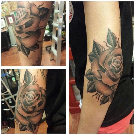 A classic red rose tattoo on the right elbow. Elbow Rose | Arlene Salinas | Elbow tattoos, Rose elbow ...