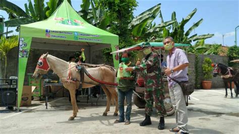 Namanya heny, umurnya baru 38 tahun, kelahiran tahun 1964. LB Swalayan Berbagi Dengan Tukang Becak dan Andong | RADAR ...