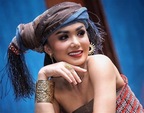 Yuni shara is an indonesian singer, she is the elder sister of singer krisdayanti. Cinta Busana Tradisional, Yuni Shara Unggah Kenakan Kain ...