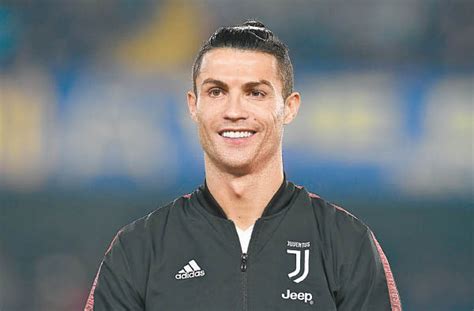 基斯坦奴·朗拿度·多斯桑托斯·阿維羅（葡萄牙語：cristiano ronaldo dos santos aveiro，goih, comm，oic，1985年2月5日－），简称c羅，生於葡萄牙大西洋中的馬德拉島豐沙爾，葡萄牙職業足球員，司職邊鋒、前鋒，目前效力於意甲球队祖雲達斯。 體壇巨星內地商業價值榜 C朗居首武磊勁過普巴 - 東方日報