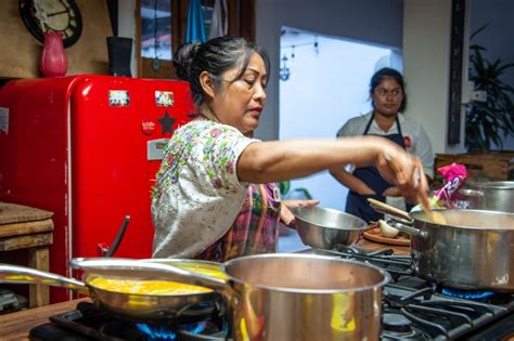 Les cours de cuisine ne sont pas spécialisés uniquement pour les amateurs, car même si vous êtes expérimenté, vous avez toujours des choses à apprendre. Prendre un cours de cuisine à Antigua : la Tortilla Cooking School - Les Baroudeurs