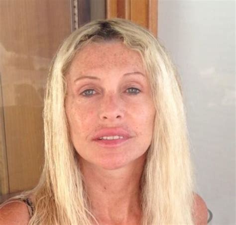 Solo luce del sole, il messaggio postato dalla giornalista rai. Avete mai visto Paola Ferrari senza trucco? Ecco la famosa ...