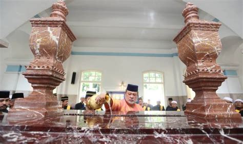 Sultan selangor dan isteri naik lrt mrt. Sultan Johor ziarah makam Almarhum Sultan Iskandar ...