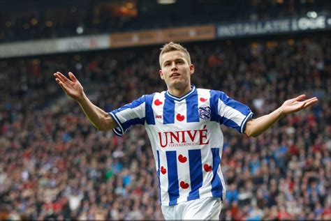 Alfred finnbogason plays for augsburg in the bundesliga. Alfred Finnbogason, el mejor delantero de Europa