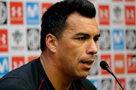 Esteban paredes es historia viviente en el fútbol chileno. Esteban Paredes se lanza contra Johnny Herrera: "Le hace mal al fútbol" - El Dínamo