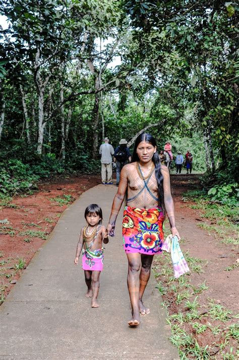 Mother and child of the Emberá tribe