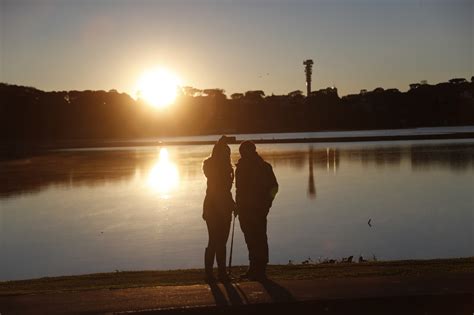 Mas é justamente durante o inverno, quando a temperatura vai lá pra baixo, que muita gente resolve vir. Fotos de Curitiba no inverno: charme do frio curitibano