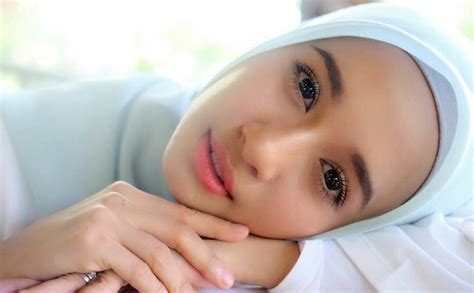 Muslimah berhijab cantik berpose piece. Gambar Wanita Berhijab Pake Pensil - foto cewek cantik