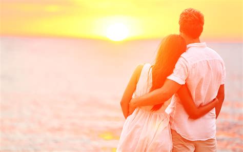 Honeymoon Couple Romantic In Love At Beach Sunset : Wallpapers13.com