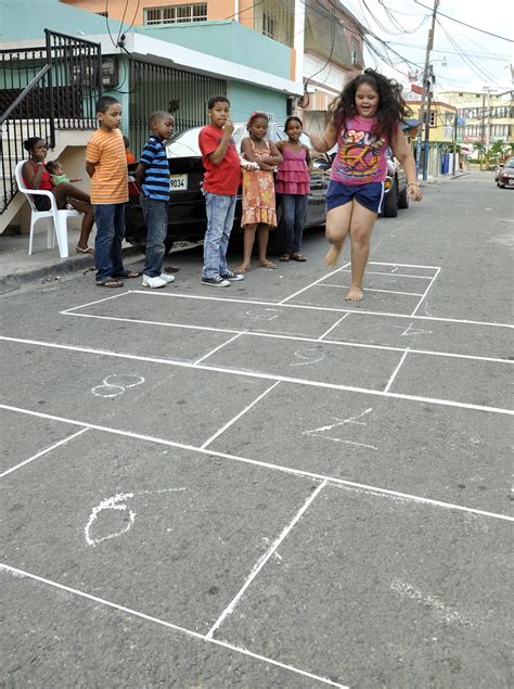 ¿quieres enseñar a tu hijo cómo se juega al escondite, a saltar la comba o al juego del pañuelo? Juegos tradicionales dominicanos - Jugando trucamelo - a ...