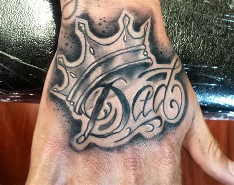 Hình xăm chữ family ở ngón tay. Ghim của Thanh Pham trên text tattoo | Hình xăm, Xăm, Hình ...