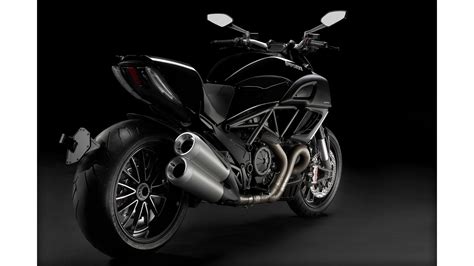 Adding mirrored finished pieces to the diavel, we imagine ducati is trying a little bit harder to go after the blinged cruiser demographic with this one. @lexmaxmotor.biker: New DUCATI - DIAVEL CROMO - CARBON - AMG