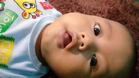 Dalam perkembangan bayi 1 bulan pertama, tentunya seorang ibu harus cermat dengan apa yang bayi tersebut lakukan pada masa perkembangan bayi. Perkembangan bayi 4 bulan - YouTube
