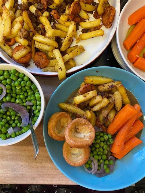 You don't have to gobble until you wobble this festive season with our healthy alternatives to holiday dinner classics. Sunday Roast Alternative: Gyro Fries - Booberrit | Roast dinner, Roast dinner recipes, Sunday roast