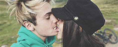 Il cantante ha festeggiato la vittoria della fidanzata su instagram. Critiche per Paola Di Benedetto e Federico Rossi (Benji e ...