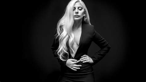 It is truly a monumental album that came out. Lady Gaga, troppo Photoshop: nella copertina è ...