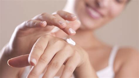 Padahal, banyak cara memutihkan kulit secara alami, lo. Referensi Produk Handbody untuk Memutihkan Kulit Tangan ...