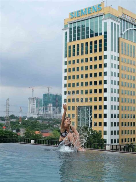 Untuk anda yang akan membangun kolam renang, tentunya anda harus memperhatikan beberapa hal secara detail. Kolam Renang di Jakarta Ala Infinity Pool — Travel Diary ...