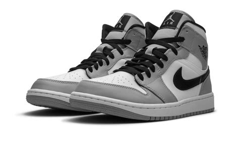 This edition of the og aj1 both honours its own heritage and breaks new ground by using classic colours he took the court in 1985 wearing the original air jordan i, simultaneously breaking league rules and his opponents' will while capturing the imagination. Jordan 1 Mid Light Smoke Grey - 554724-092 - Restocks