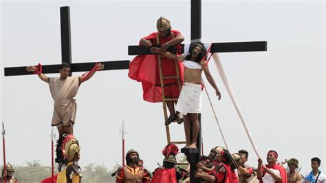 Op deze dag herdenken christenen de kruisiging en dood van jezus. In beeld: kruisigingen en processies op Goede Vrijdag | NOS