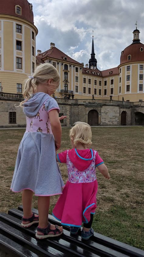 Innendrinnen im schloss sieht man ein bettgestell das mit federn verschönert wurden wie bei ein duplikat krönt jetzt diese treppe wo aschenbrödel ihren schuh verloren hatte im märchen. Ausflugstipp Schloss Moritzburg - Auf den Spuren von ...