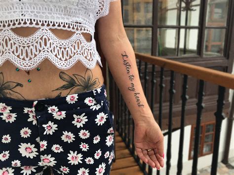 A ozdobné písmo si můžeme nechat jen na krátké texty: Ozdobné Písmo Na Tetovanie / Pismo Prsa Tetovani Tattoo ...