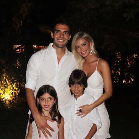 Carol dias, atual mulher do kakáreprodução internet. Carol Dias, noiva de Kaká, posta foto com os filhos do ex ...