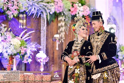 Aksen yang khas ada di wajah adalah paes, riasan pilihan kebaya panjang tentu tetap menerapkan adat jawa tanpa membuka bagian tubuh yang tentu semua tips makeup pengantin jawa hijab ini mudah dan tidak mengurangi cantiknya parasmu di hari bahagia. 17 Foto Wedding Pengantin Jawa Paes Ageng Kanigaran ...