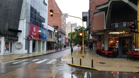 La gaceta de tucumán начал(а) читать. El paro de colectivos y la lluvia dejaron desierta la ...