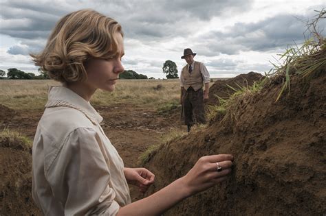 Lily james was born lily chloe ninette thomson in esher, surrey, to ninette (mantle), an actress, and jamie thomson, an actor and musician. Die Ausgrabung | screenmagazin