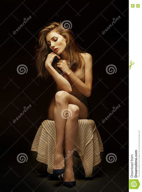 Annonces de belles femmes russes et ukrainiennes célibataires. Jonge mooie naakte vrouw stock afbeelding. Afbeelding ...