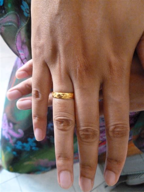 Rupa cincin tersebut lebih cantik dan menarik daripada cincin belah rotan tadi. Apabila Adriana Berbicara: Perlu ke Merisik dan Bertunang ni?