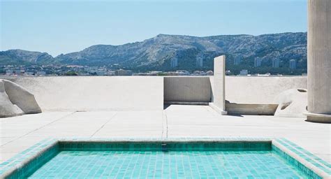 On estime que le prix d'une piscine peut aller en moyenne de 2 200 à 30 000 euros, main d'oeuvre et fournitures comprises, pour des piscines inférieures à 8m*4m. Prix d'une piscine en béton : tout ce qu'il faut savoir ...