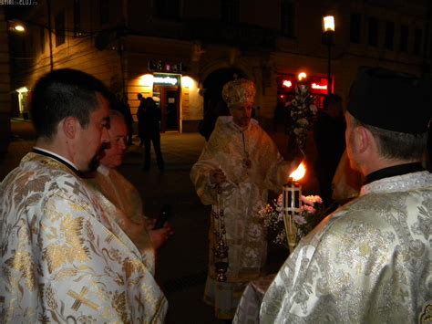 Les voûtes sont entourées de médaillons et sculptés dans la pierre. Credinciosii greco-catoloci au luat lumina de la Catedrala ...