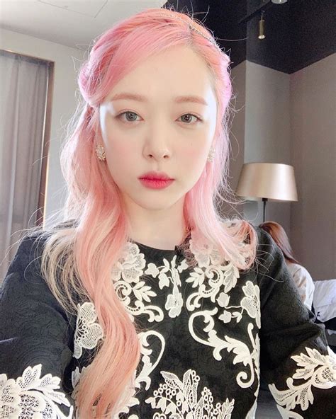 She began appearing in south korean tv dramas and movies in 2005 when she was 11 years old. 악!!!!!! 밤🌙 (With images) | Sulli, Pink hair, Kpop hair