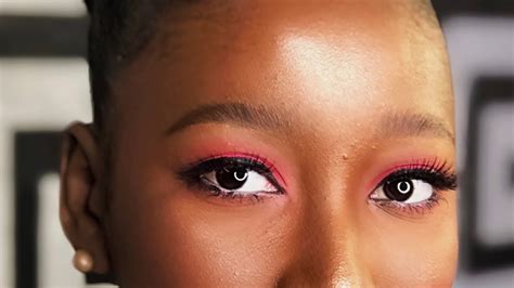 Dark crease eyeshadow with glitter lids. A beginner friendly bold pink eyeshadow tutorial 💗. - YouTube